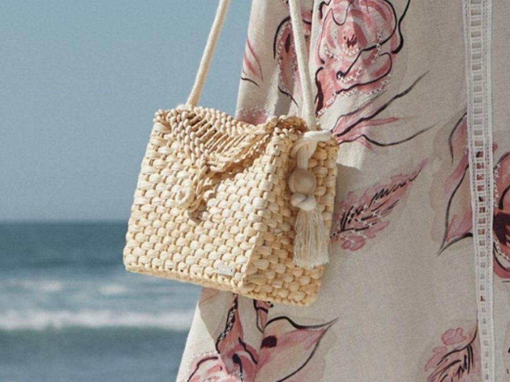 Marca catarinense lança coleção de bolsas feitas manualmente com palha
