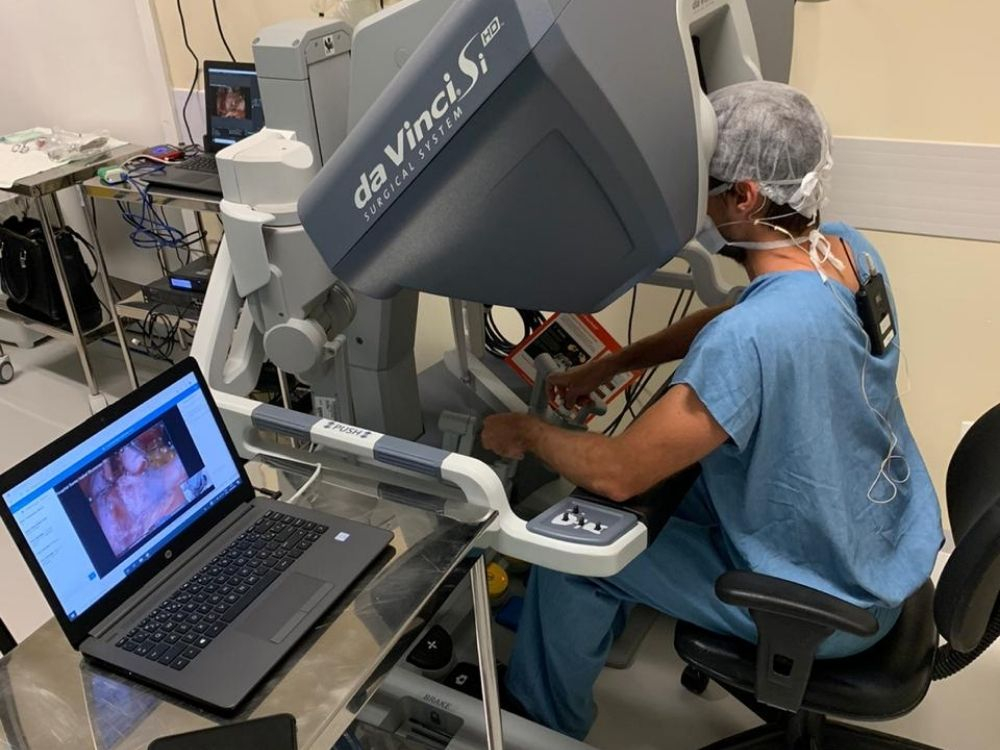 Cirurgia do Hospital Santa Isabel é transmitida ao vivo para curso nacional de robótica