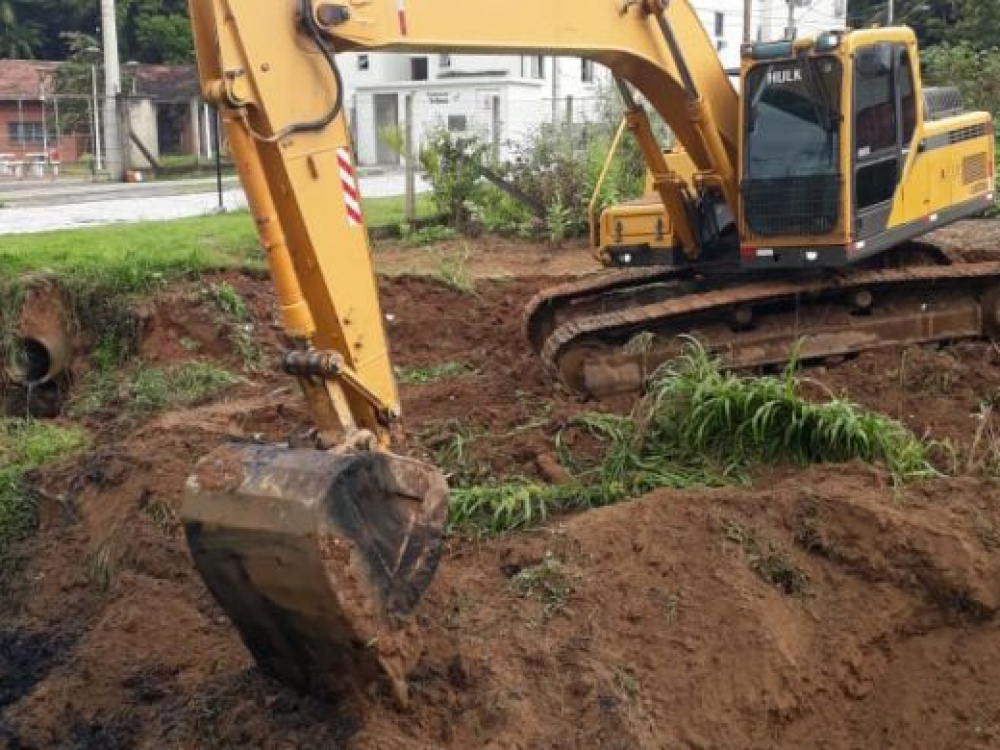 Seurb conclui limpeza de ribeirão no Bairro Tribess