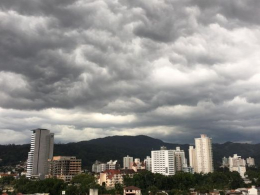 Quinta-feira será de instabilidade e chuva em Blumenau 