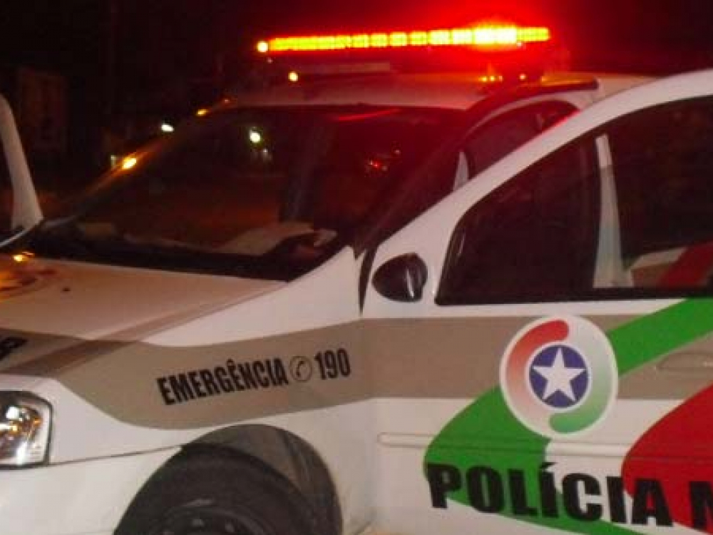 Mulher tem carro roubado por homem armado no bairro Itoupava Central