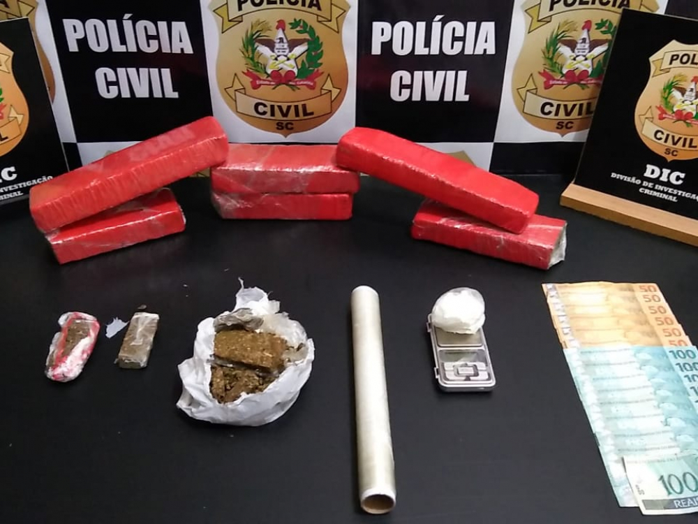 Polícia Civil prende jovem por tráfico de drogas no bairro Itoupavazinha