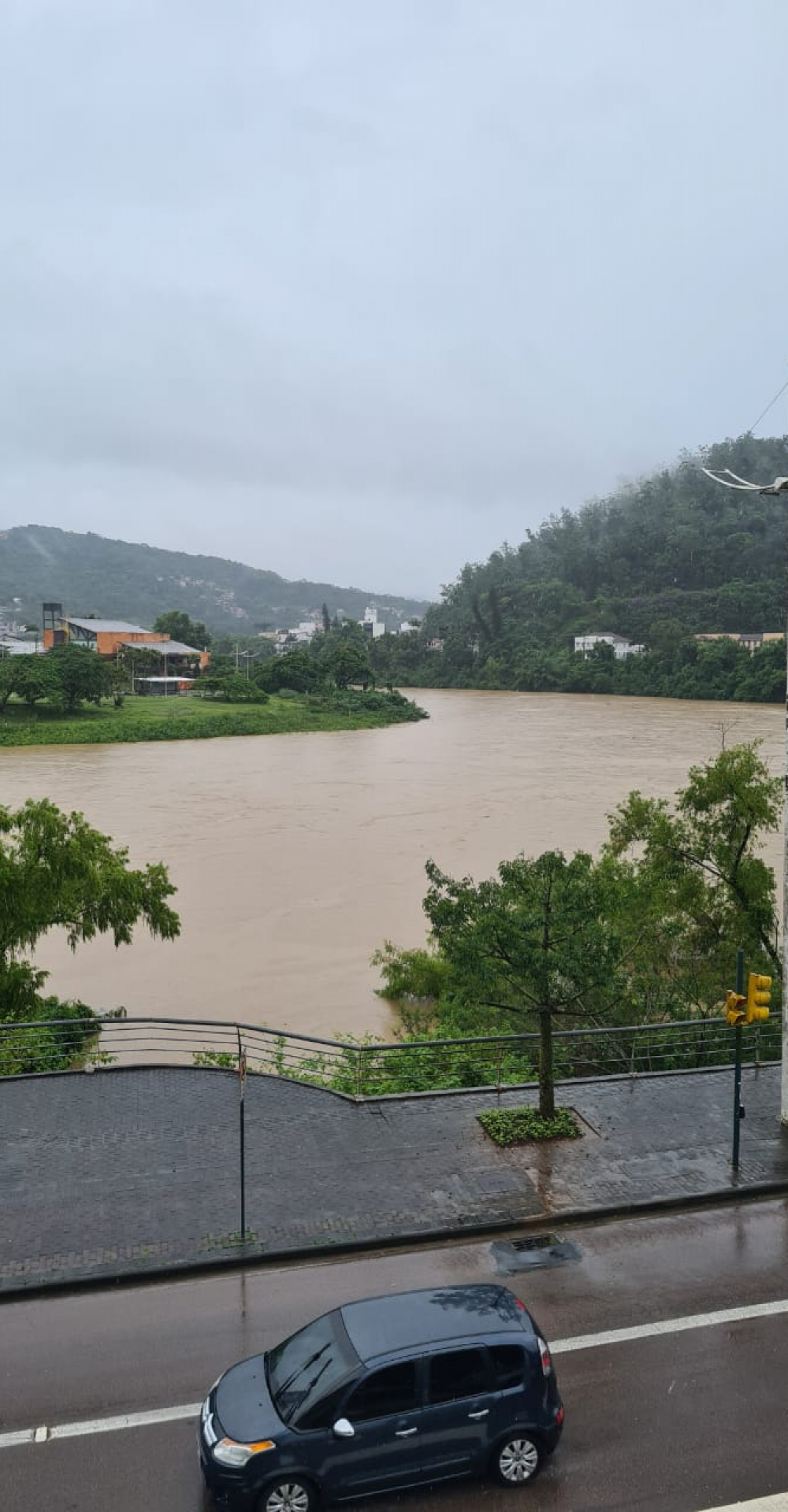 Chuva incessante coloca o nível do Rio Itajaí-Açu em alerta nesta quinta-feira 