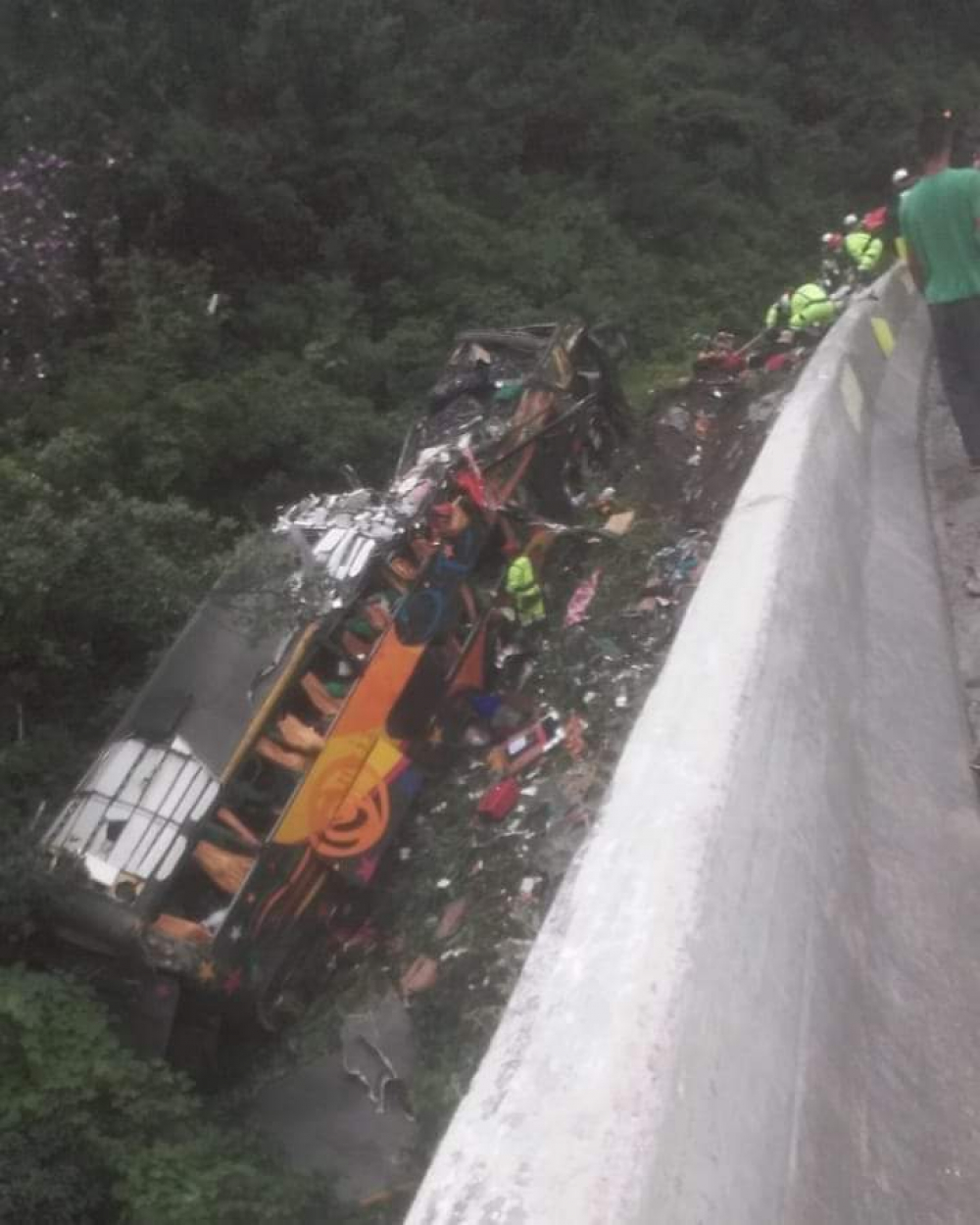 Acidente com ônibus na BR-376, que liga SC e PR, deixa ao menos 21 mortos e 33 feridos