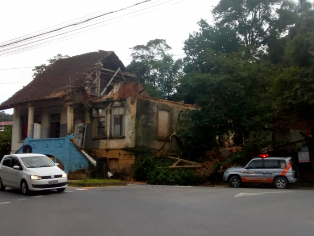 Defesa Civil determina reforma ou demolição de casarão da Itoupavazinha