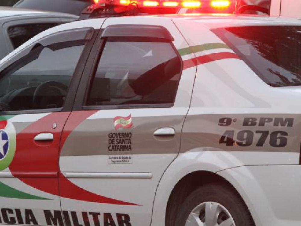 Criminosos furtam carro de oficina no bairro Itoupava Norte