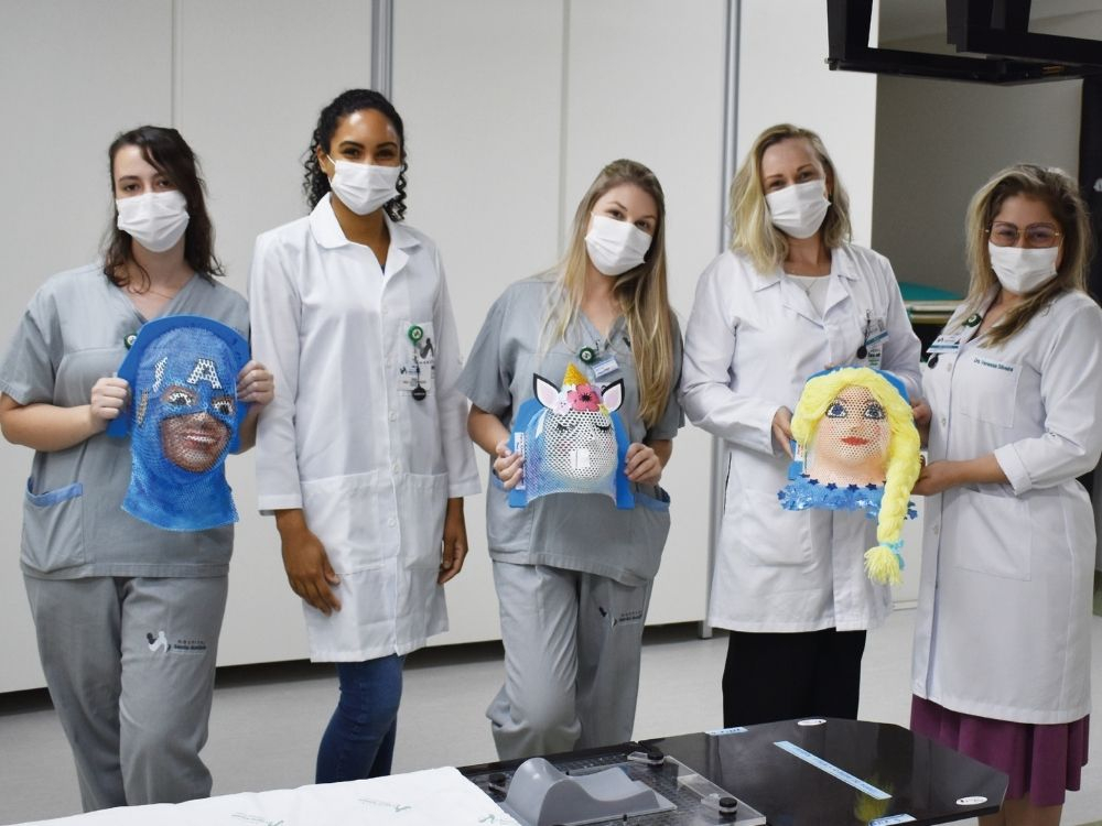Máscaras lúdicas ajudam pacientes pediátricos da Radioterapia do Hospital Santo Antônio