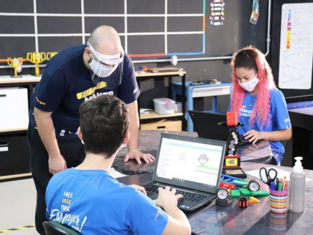 Empresas podem apadrinhar uma criança ou adolescente por meio do Espaço de Educação Maker