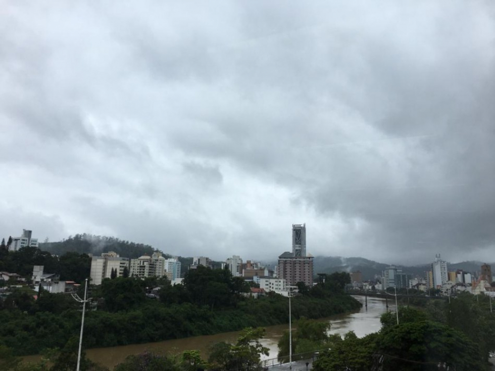 Sexta-feira de tempo instável com possibilidade de chuva em Blumenau 