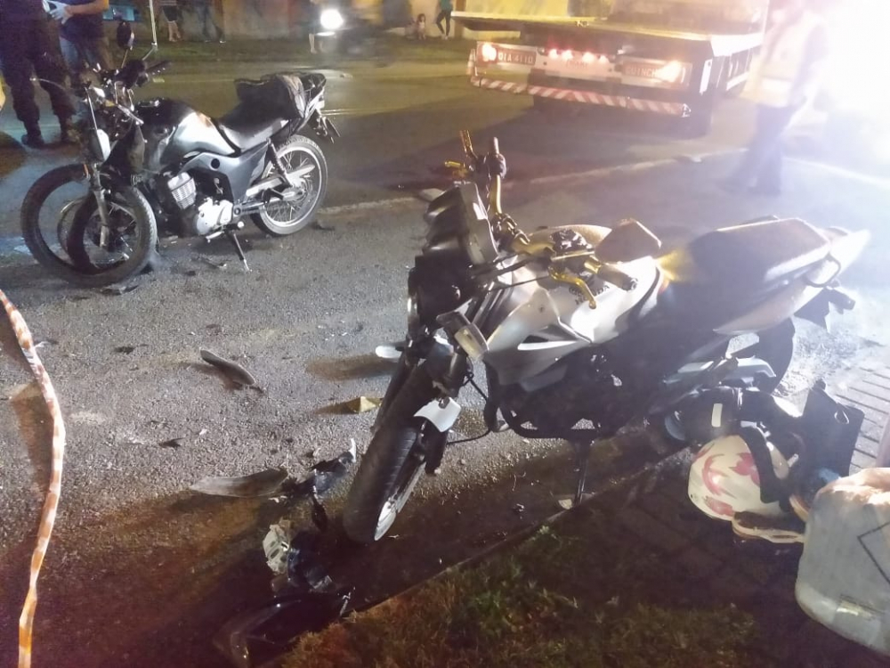 Homem morre e outro fica ferido em grave acidente entre duas motos no bairro Garcia