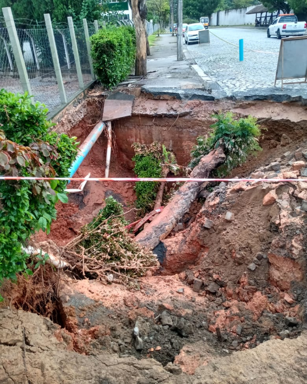 Rompimento de rede pode deixar moradores do bairro Itoupava Norte sem água 