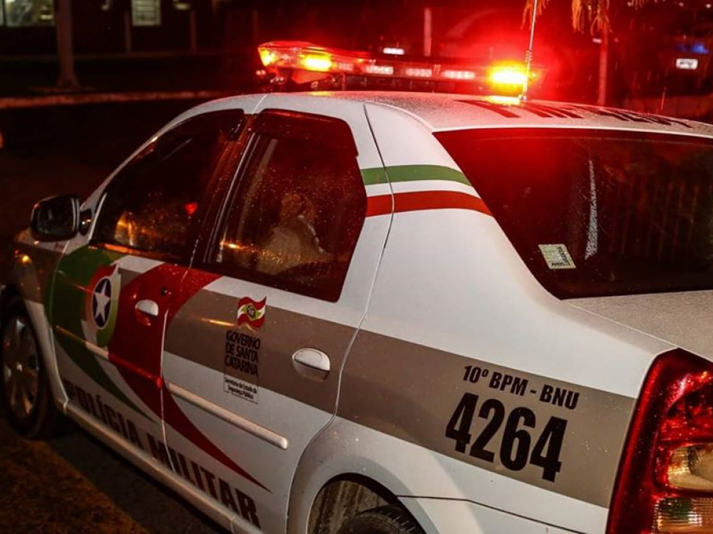 PM aprende maconha durante abordagem de veículo no bairro Itoupava Norte