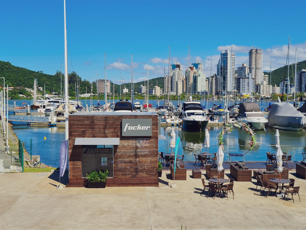 Marina Itajaí ganha ponto de venda de barcos da Fibrafort