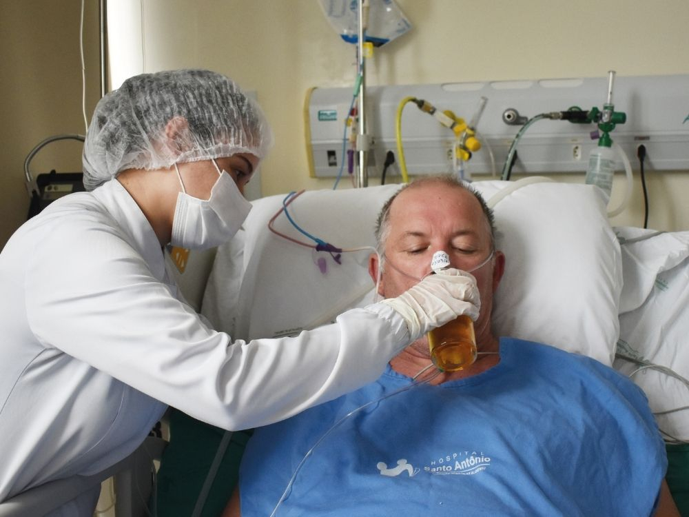 Paciente toma cerveja após ganhar alta da UTI Covid no Hospital Santo Antônio