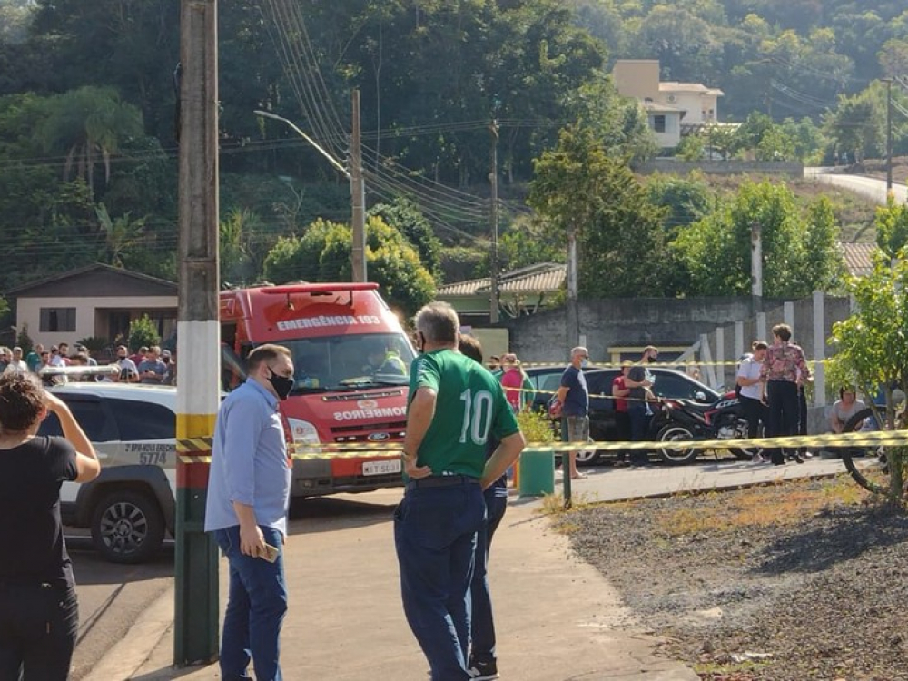 Jovem invade creche e mata três crianças e uma professora
