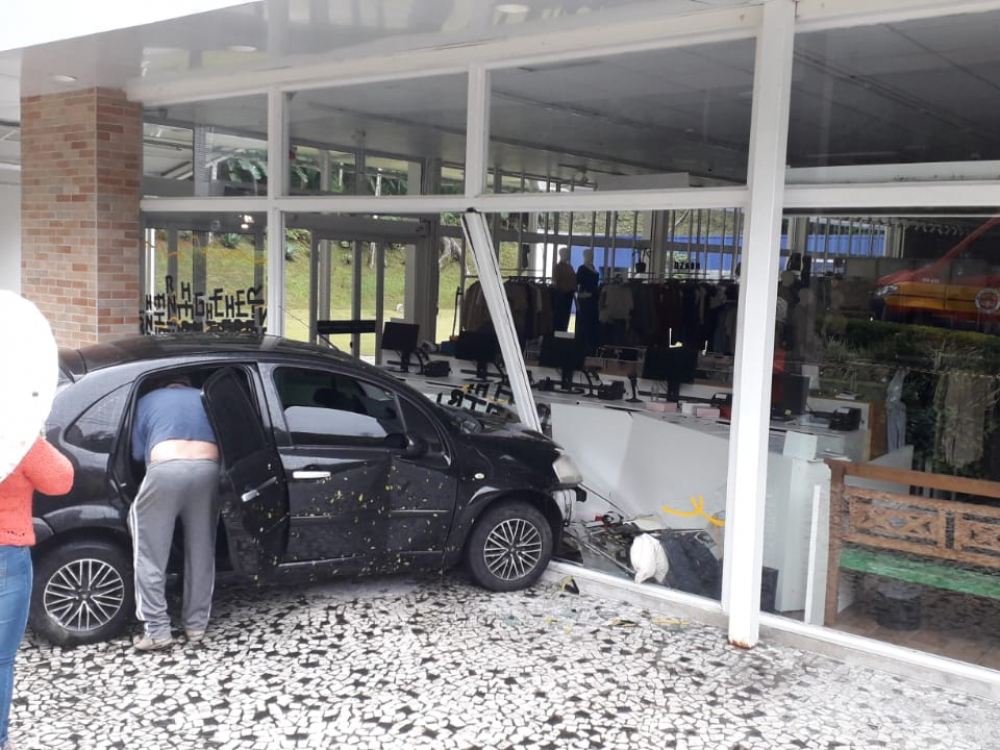 Motorista perde controle do carro e atinge fachada da loja Hering no Bom Retiro