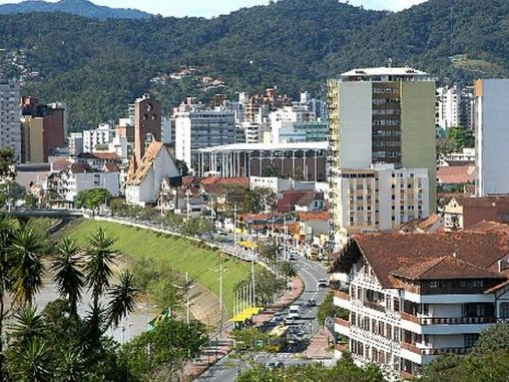Tempo permanece firme com sol entre poucas nuvens nesta quarta-feira em Blumenau