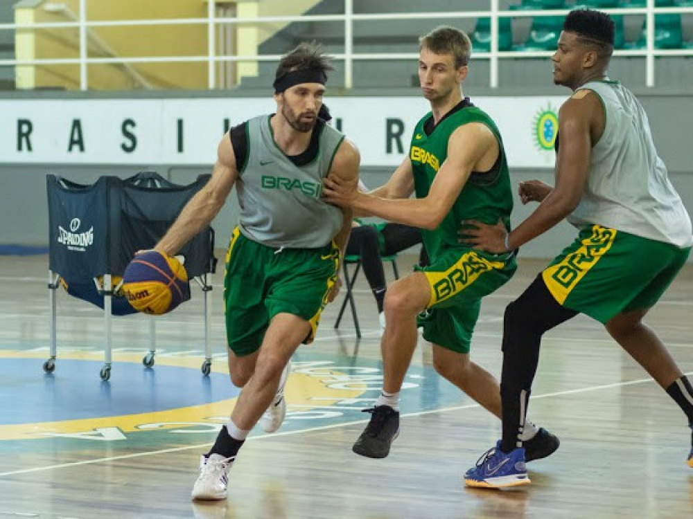 Atleta do basquete de Blumenau disputa Pré-Olímpico 3x3 masculino na Áustria