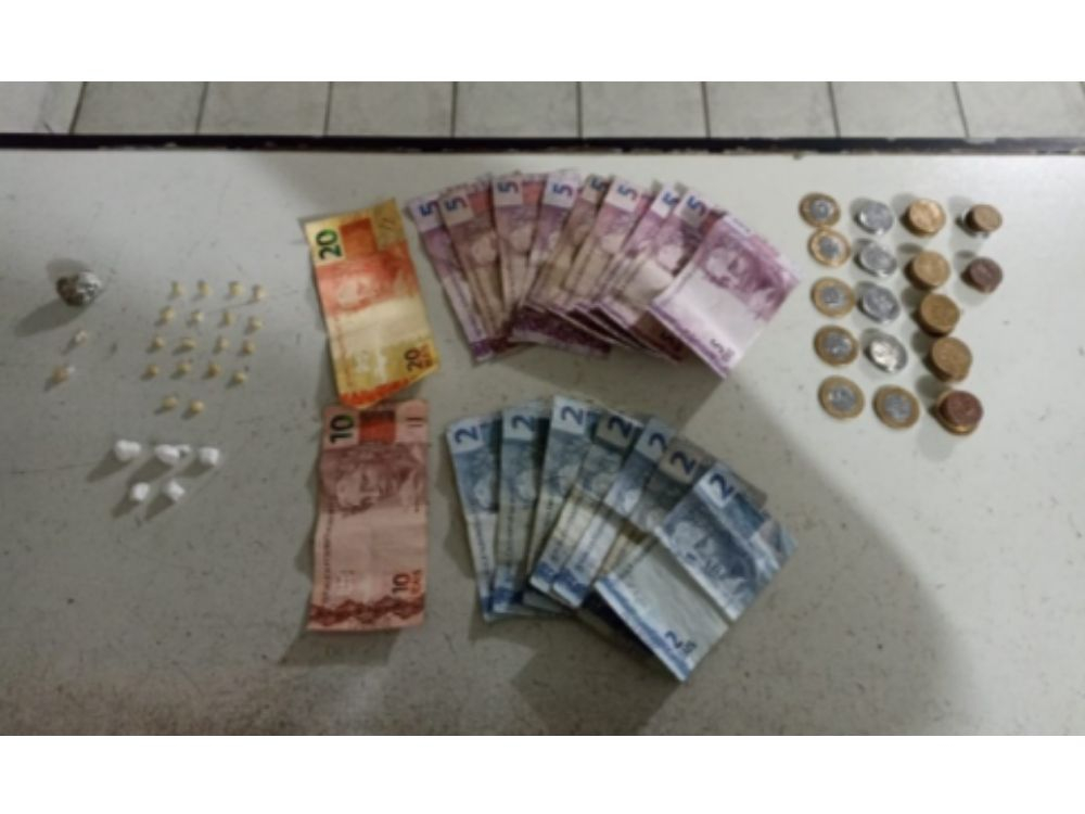 Três pessoas são detidas por tráfico de drogas no bairro Itoupavazinha
