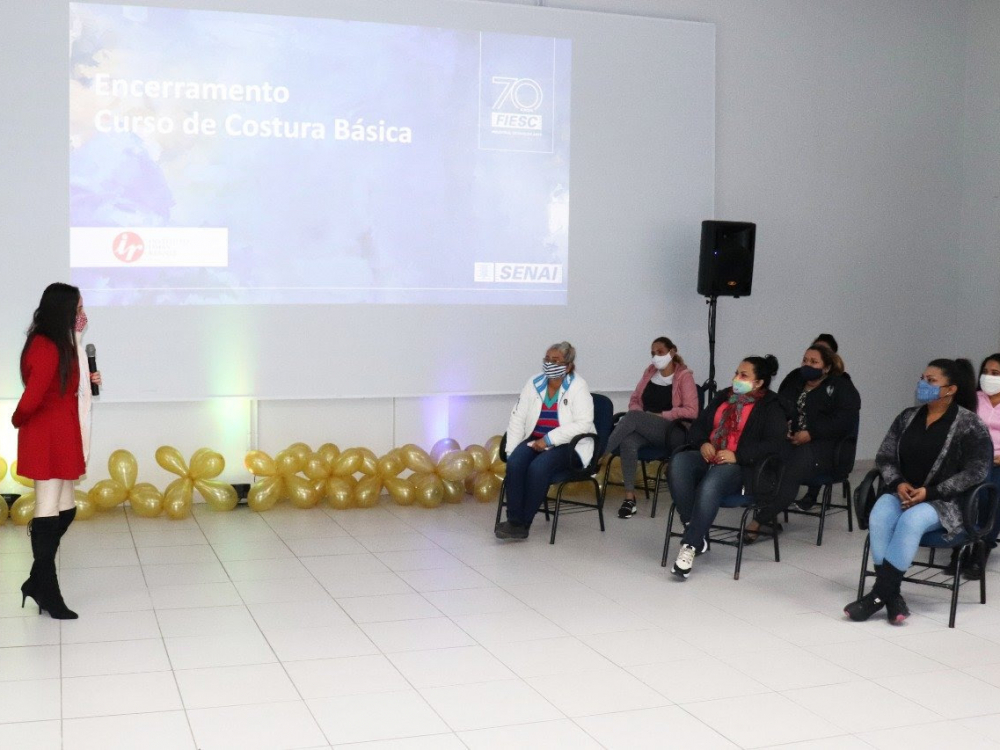 SENAI Blumenau e Instituto Lojas Renner formam turma de Costura Básica