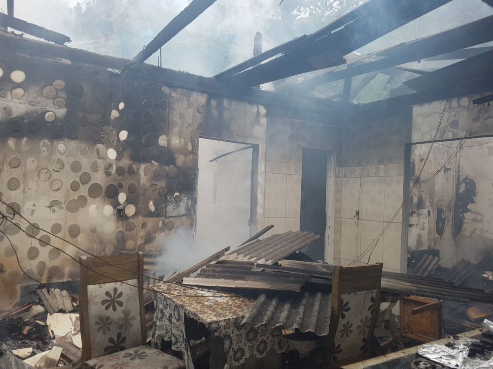 Casa pega fogo e fica destruída no bairro Progresso 