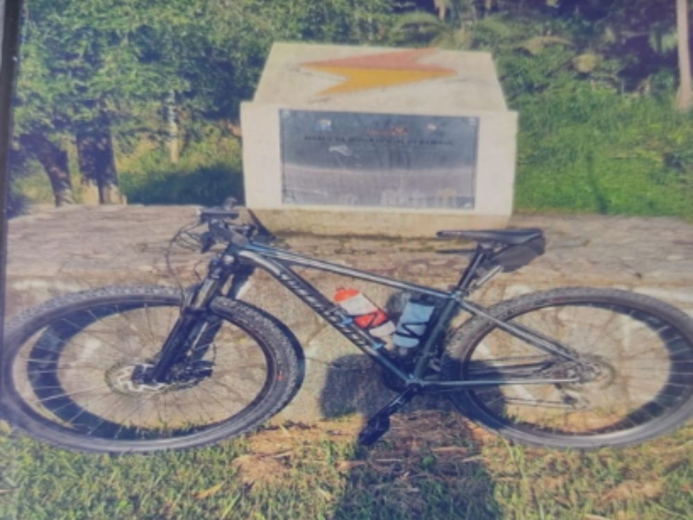 Criminoso abre portão eletrônico manualmente e furta bicicleta no bairro Vila Nova