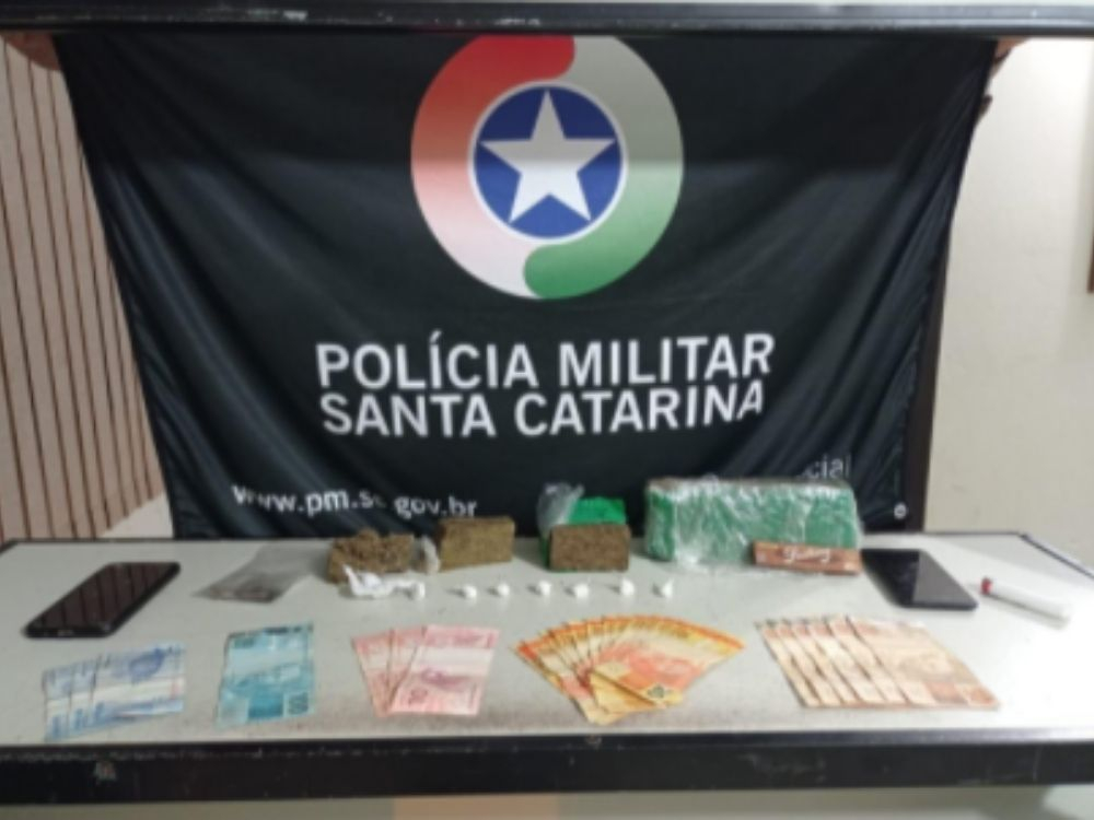 Dupla é detida com cocaína, maconha e dinheiro no bairro Vila Nova