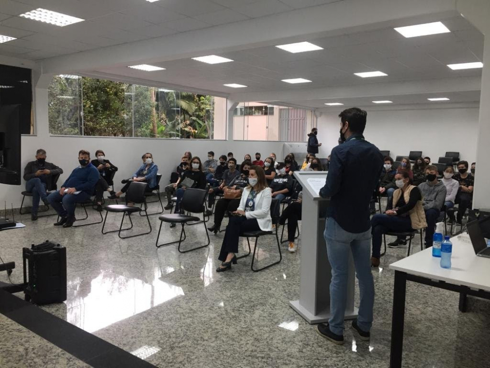 Projeto de iniciação profissional em Timbó beneficia estudantes de escolas municipais