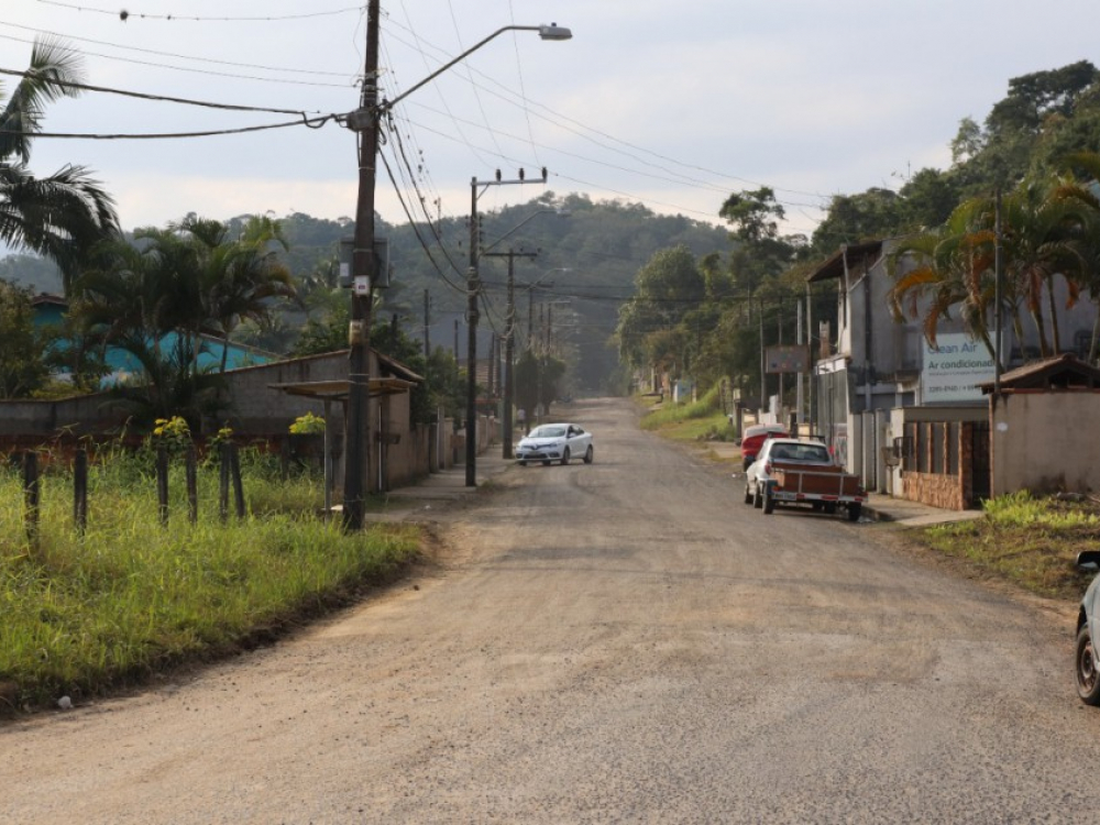 Pavimentação da Rua Ricardo Belz avança e afeta itinerário do transporte coletivo