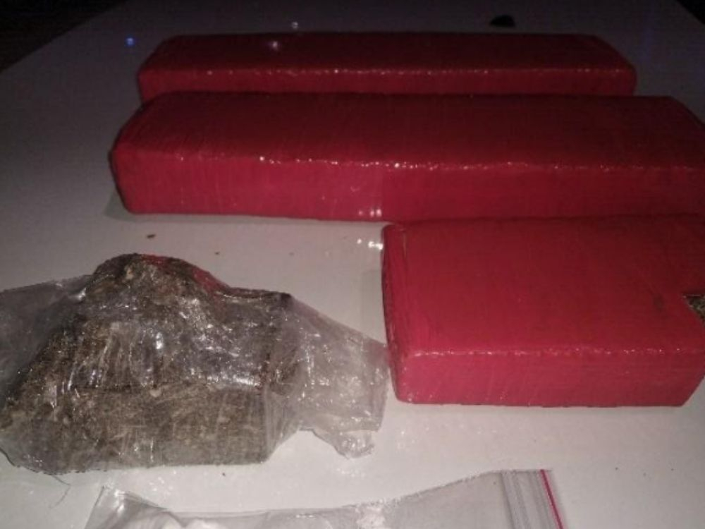 Duas pessoas são detidas por tráfico de drogas após denúncias