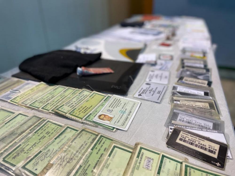 Central de Vacinação em Blumenau reúne mais de 200 itens achados e perdidos