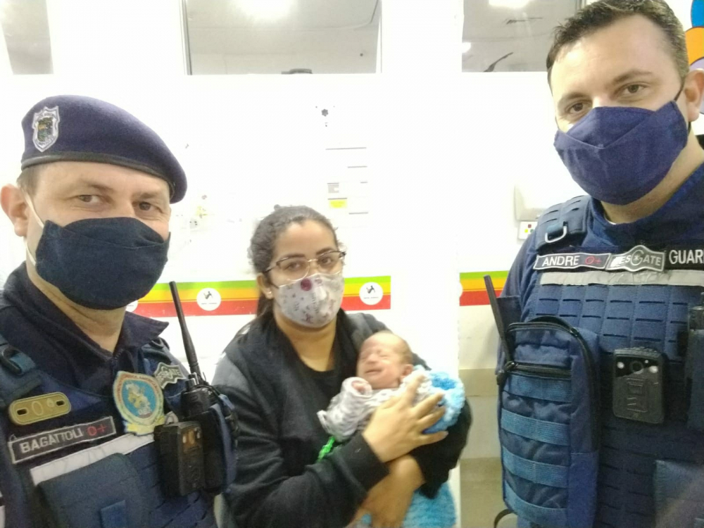 Agentes de trânsito salvam bebê engasgado por leite materno em Blumenau 