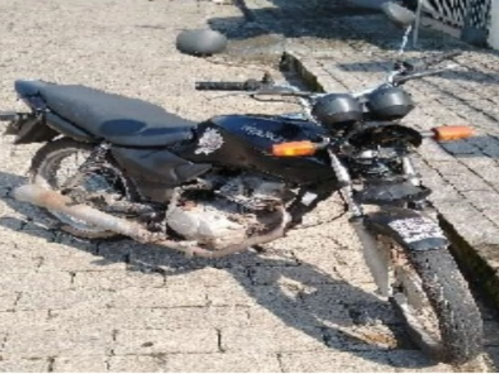Jovens são detidos por furtar motocicleta em estacionamento de supermercado