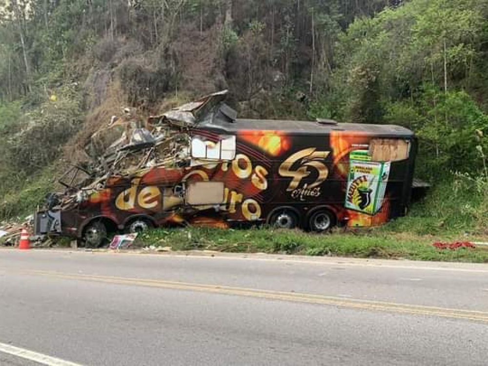 Morre vocalista do Garotos de Ouro, em acidente com ônibus da banda em SC