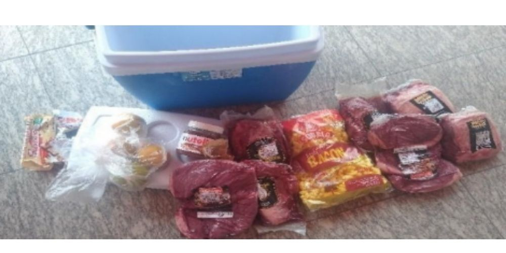 Homem é detido pela tentativa de furto de carnes e guloseimas de supermercado