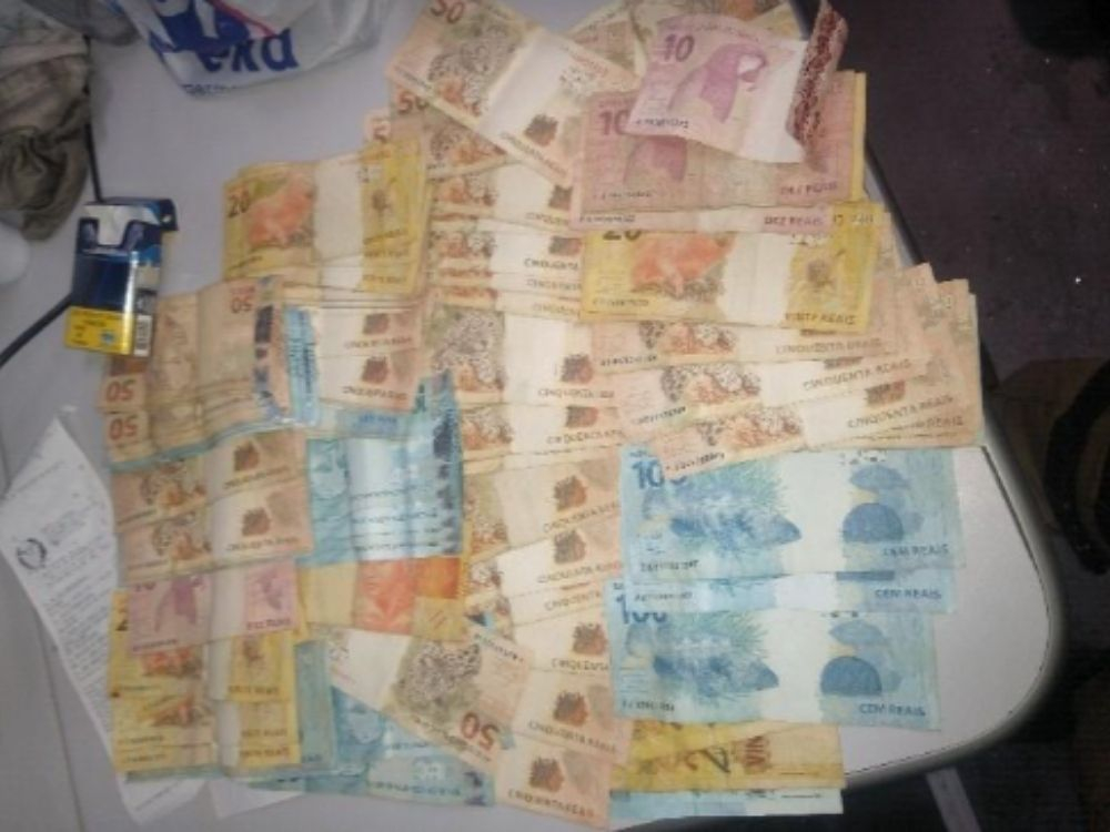 Dois homens são detidos com cocaína e mais de R$ 6 mil reais em dinheiro