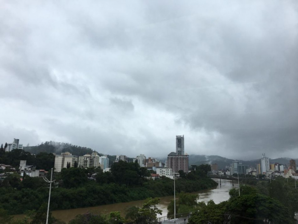 Quinta-feira de céu nublado e chance de chuva em Blumenau