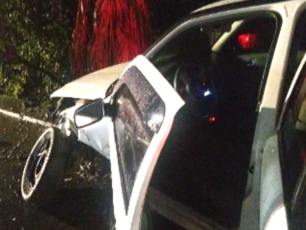 Após flagrante de roubo e perseguição policial, criminoso bate o carro, em Blumenau