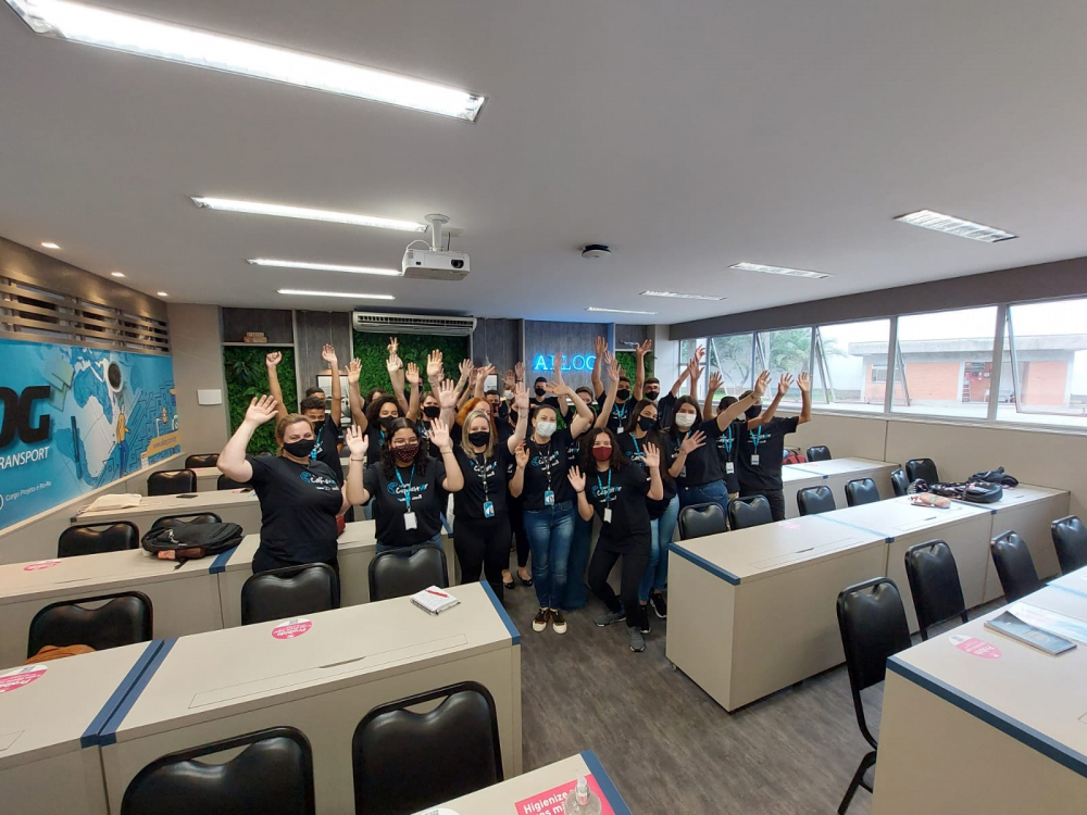 Adolescentes aprendem inglês e noções de logística em programa da Allog e Instituto Crescer