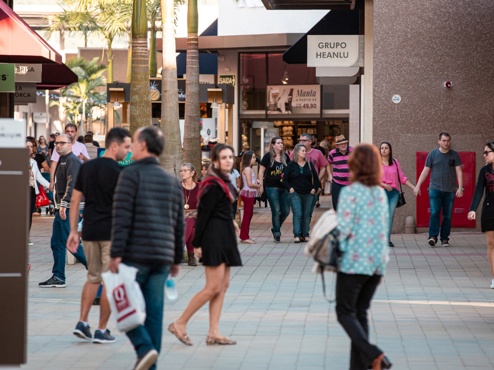 Lojas e administração do Porto Belo Outlet Premium abrem 60 vagas fixas e temporárias de emprego