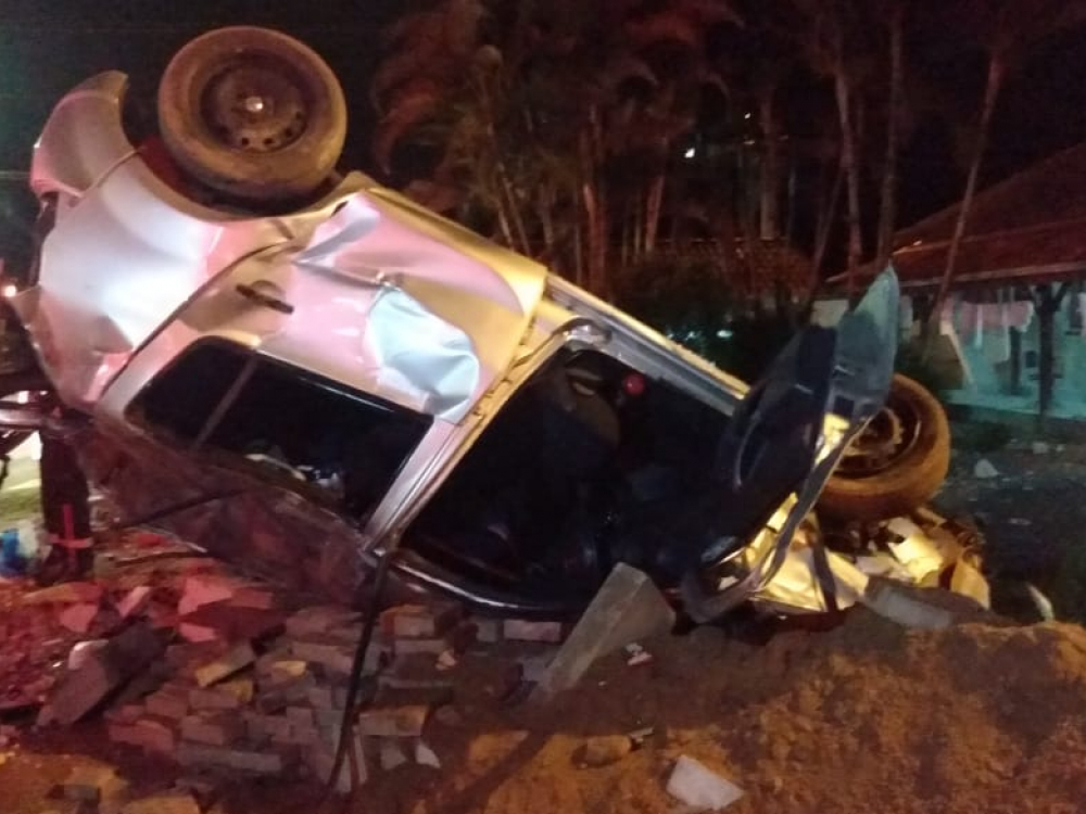 Homem morre após bater o carro contra o muro de uma casa, no bairro Itoupava Central