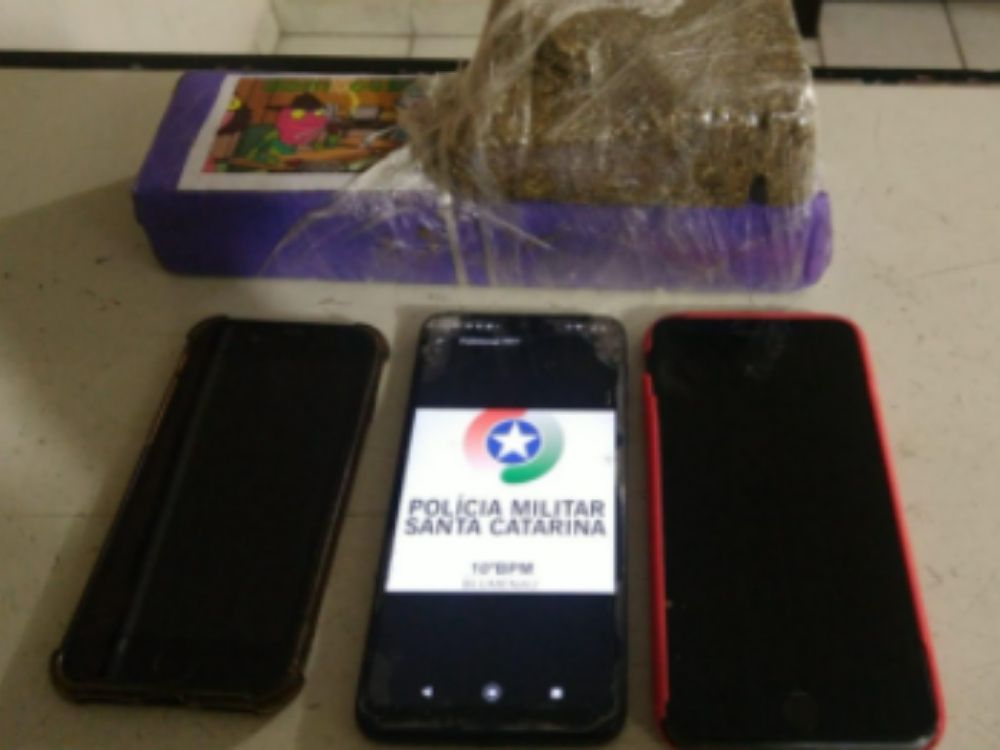 Dupla é detida com 945 gramas de maconha, no bairro Itoupava Norte