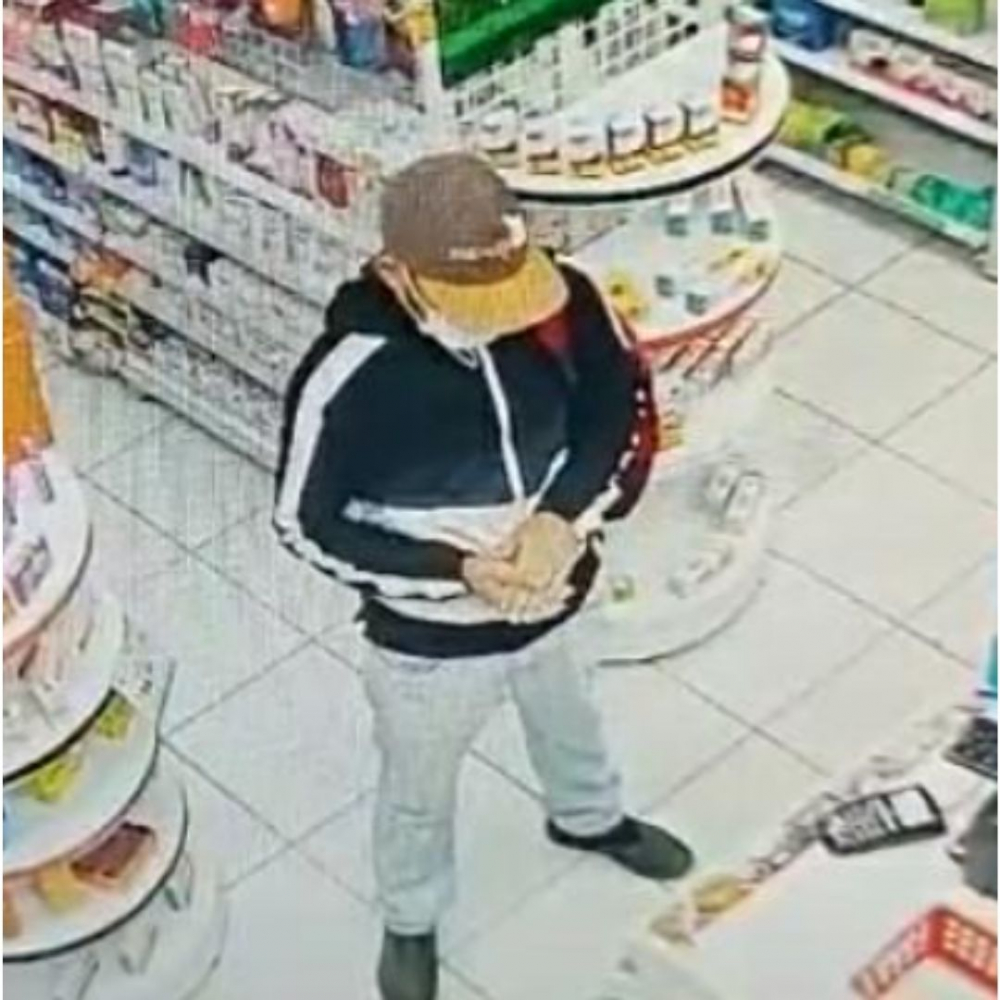 Homem armado rouba farmácia no bairro Garcia 
