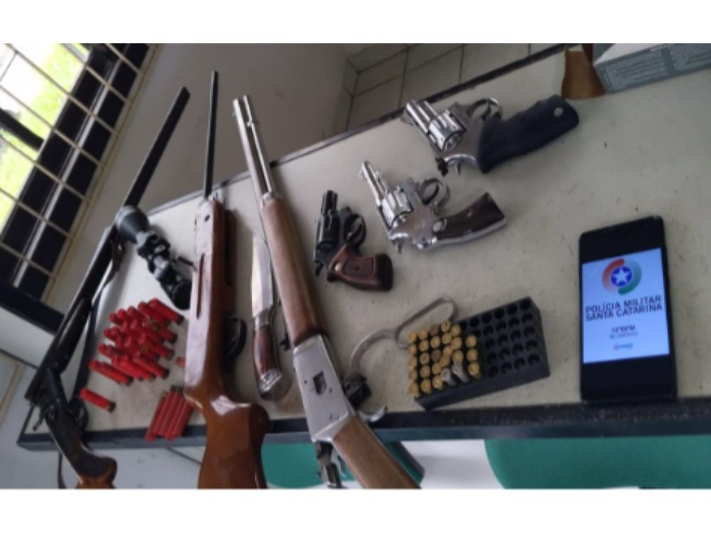 Dupla é detida com seis armas de fogo e munições, no bairro Itoupava Central