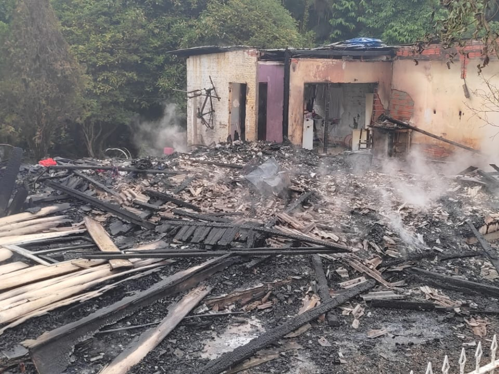 Residência de madeira pega fogo e família perde tudo, no bairro Progresso