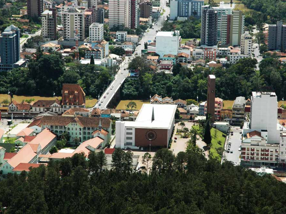 Quinta-feira de sol entre nuvens e temperaturas elevadas em Blumenau