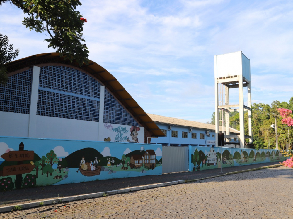 Karsten realiza inauguração da arte do muro da Escola Quintino Bocaiúva, em Blumenau