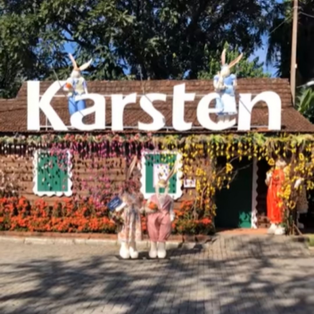 Karsten cria a Toca do Coelho na Osterfest, em Pomerode
