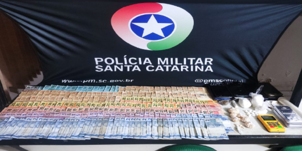PM apreende crack, cocaína, mais de R$ 7 mil e materiais usados no tráfico em residência no bairro Itoupavazinha
