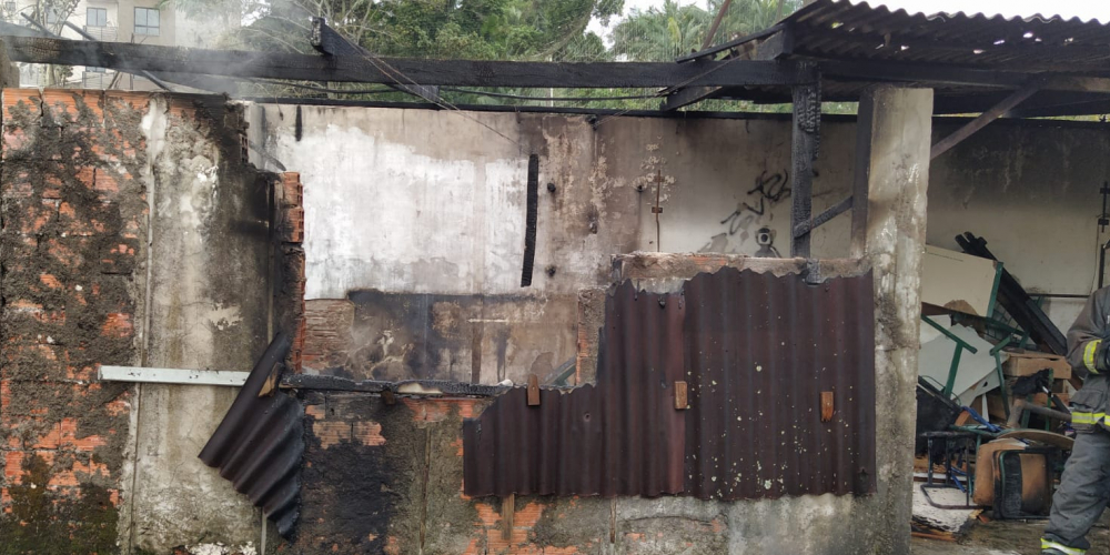 Galpão de materiais recicláveis do Cedup de Blumenau fica destruído após incêndio